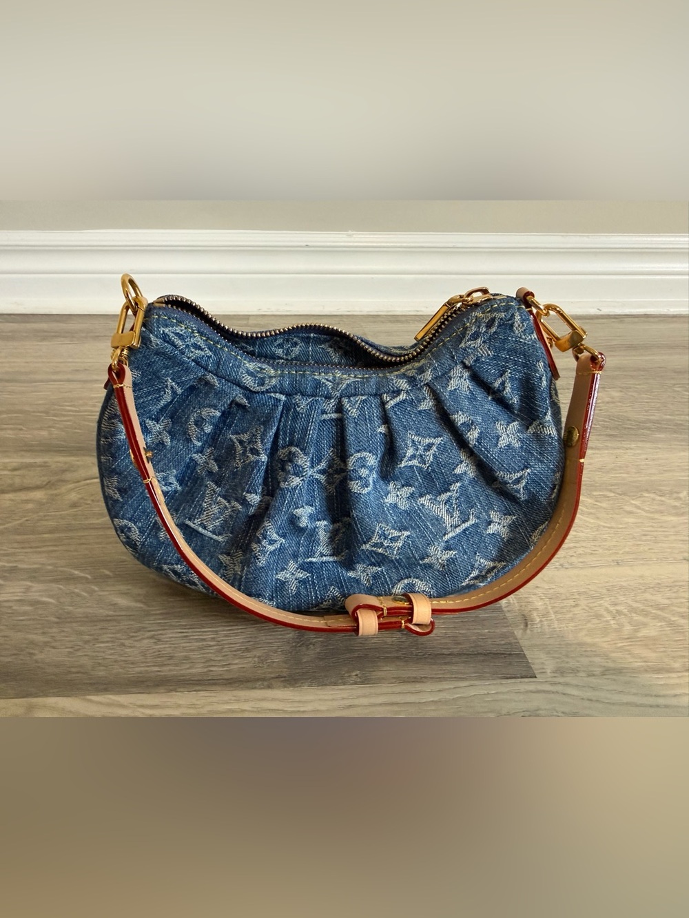 Brand new louis vuitton Pochette Valley